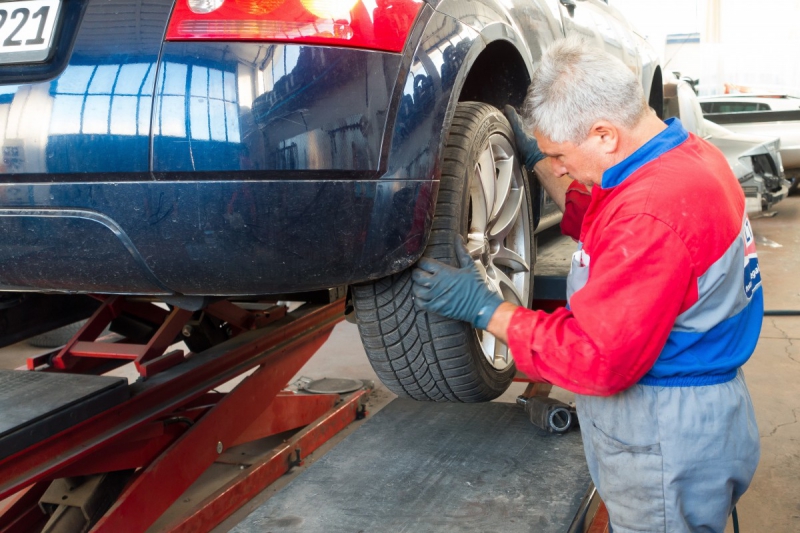vente-PUGET SUR ARGENS-min_auto_repair_repair_lift_auto_mechanic_work_clothes_master_professional_man_of_the_fold-685629
