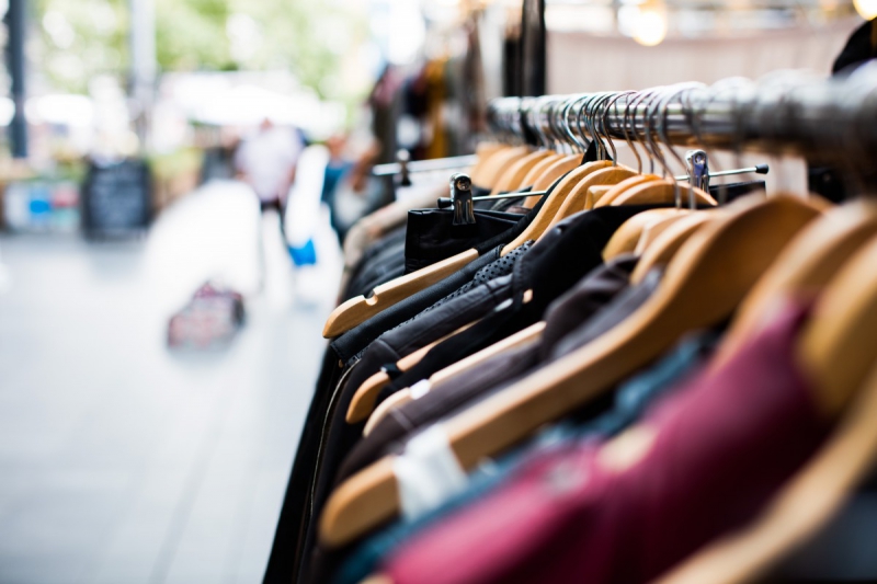 vente-PUGET SUR ARGENS-min_blur_close_up_focus_hanger_jacket_market_people_rack-1176303